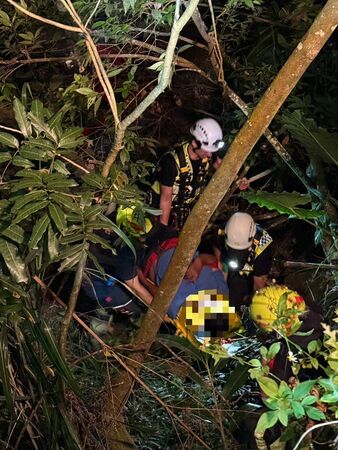 ▲劉姓老翁深夜酒駕墜落山溝，消防局救護滿員摸黑搶救上岸送醫。（圖／記者楊永盛翻攝）