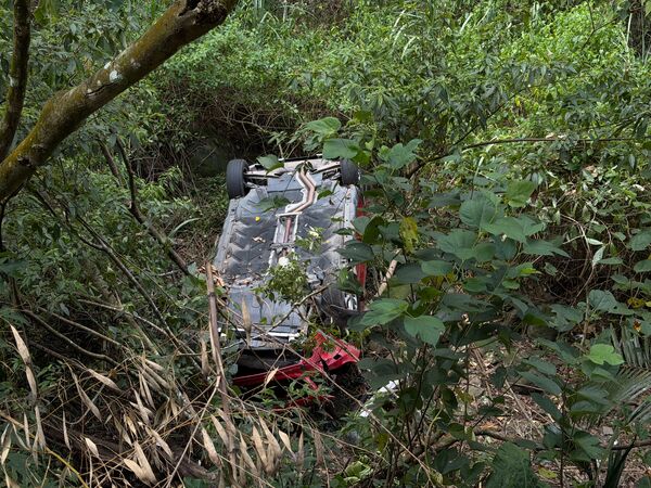 ▲劉姓老翁深夜酒駕墜落山溝，消防局救護滿員摸黑搶救上岸送醫。（圖／記者楊永盛翻攝）