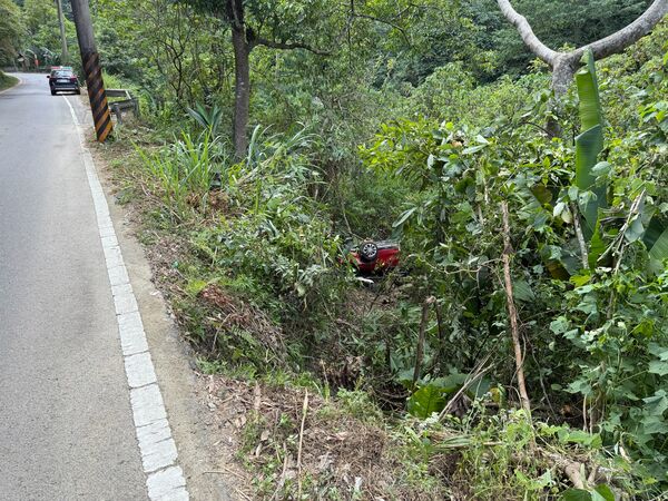 ▲劉姓老翁深夜酒駕墜落山溝，消防局救護滿員摸黑搶救上岸送醫。（圖／記者楊永盛翻攝）