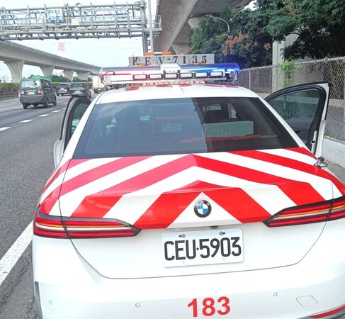 ▲高齡82歲陳姓男子今天下午騎乘電動代步車誤闖國一內壢交流道行駛在路肩處，國道一隊警方據報後到場攔查。（圖，國道一隊提供）