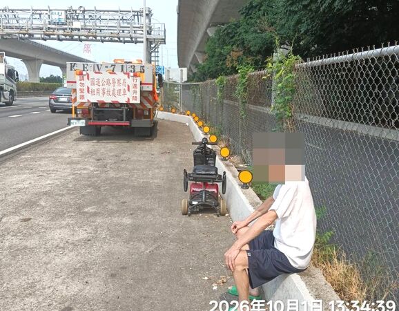 ▲陳姓男子今天下午騎乘電動代步車誤闖國一，警方到場處理。（圖，國道一隊提供）