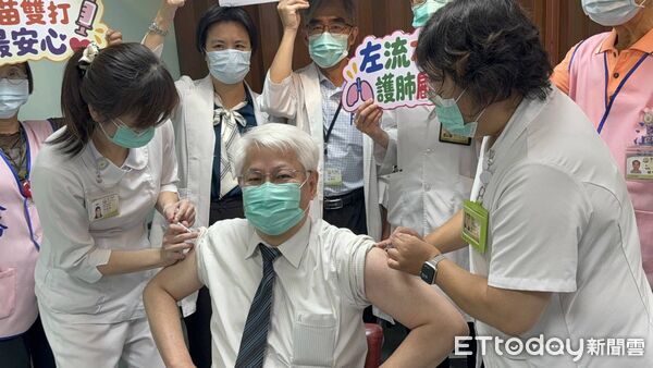 ▲台中醫院今日啟動公費流感、新冠雙疫苗接種，上午8點半正式開打後，長照大樓一樓大廳湧現接種人潮。（圖／記者游瓊華翻攝）