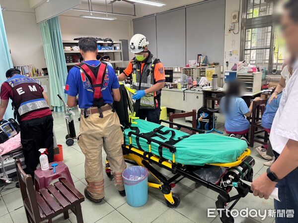 ▲台南市歸仁區一處校園發生防狼噴霧意外，造成7名學生呼吸道不適，由救護人員分送醫院。（民眾提供，下同）