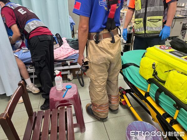 ▲台南市歸仁區一處校園發生防狼噴霧意外，造成7名學生呼吸道不適，由救護人員分送醫院。（民眾提供，下同）