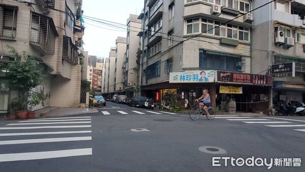 ▲多位民眾在龍江路397巷發生衝突噴灑辣椒水，共6人受到影響身體不適。（圖／記者黃彥傑攝）
