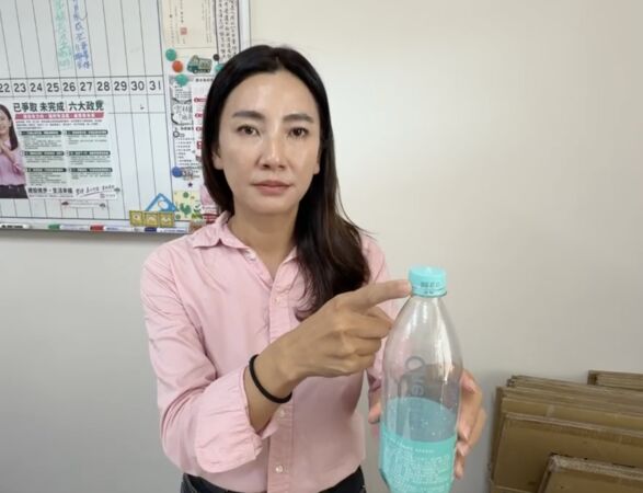 ▲雲林縣議員蔡孟真召開記者會，要求縣府釐清校園營養午餐疑似使用過期氣泡水的原因，並公布調查結果。（圖／記者游瓊華翻攝）