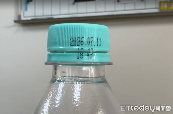 ▲雲林縣議員蔡孟真召開記者會，要求縣府釐清校園營養午餐疑似使用過期氣泡水的原因，並公布調查結果。（圖／記者游瓊華翻攝）
