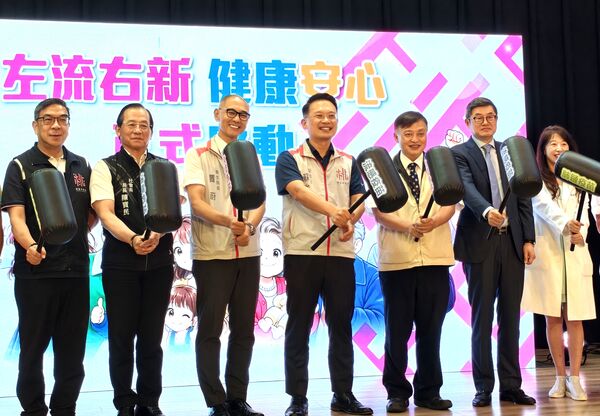 ▲桃園市副市長蘇俊賓今天下午出席今年度流感暨新冠疫苗接種啟動活動，與桃園市醫師公會理事長洪秉坤、市府衛生局長賈蔚、社會局長陳寶民等人主持啟動儀式。（圖，市府新聞處提供）