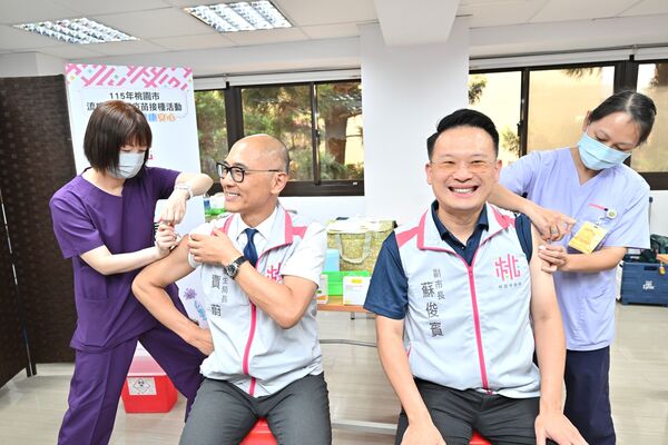 ▲桃園市副市長蘇俊賓與市府衛生局長賈蔚接受疫苗注射。（圖，市府新聞處提供）