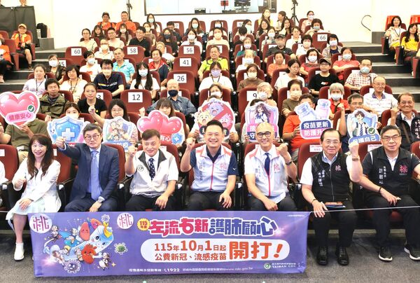 ▲桃園市副市長蘇俊賓今天下午出席今年度流感暨新冠疫苗接種啟動活動，會後大合影。（圖，市府新聞處提供）