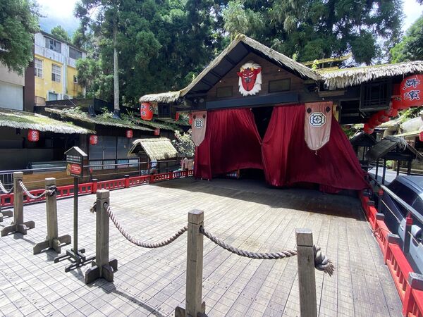 ▲南投鹿谷「妖怪村」人潮不如以往，遭網友指園區小、商品貴，引發國旅熱議。（圖／翻攝自明山森林會舘官網、南投旅遊網）