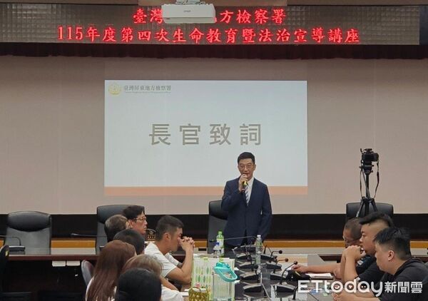 ▲檢察長林彥良頒發感謝獎座給慈濟。（圖／屏東地檢署提供）