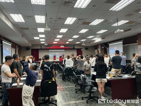 ▲檢察長林彥良頒發感謝獎座給慈濟。（圖／屏東地檢署提供）