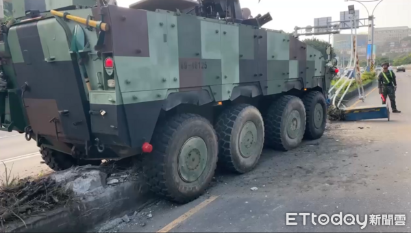 快訊／關渡大橋國軍八輪甲車自撞分隔島 駕駛軍官曝：座椅壞了