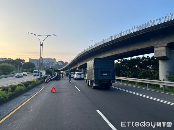▲▼新北市淡水關渡大橋國軍八輪甲車自撞分隔島。（圖／記者陸運陞翻攝）