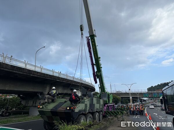 ▲▼新北市淡水關渡大橋國軍八輪甲車自撞分隔島。（圖／記者陸運陞翻攝）