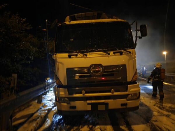 ▲載運雞肉的冷凍大貨車火燒車，在匝道口竄出火吞，所幸灌救及時，雞肉損失不大。（圖／記者楊永盛翻攝）