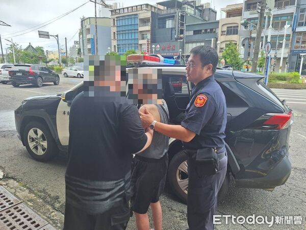 ▲東港警方護送孔姓老翁返家。（圖／記者陳崑福翻攝）