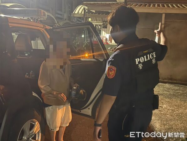 ▲屏東警方送邱姓阿嬤返家。（圖／記者陳崑福翻攝）