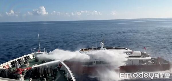 ▲▼中國大陸漁船違法下錨作業,遭海巡雲林艦噴水驅離。(圖/記者邱中岳翻攝)