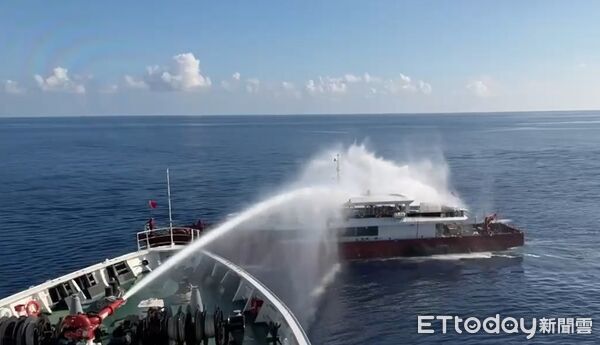 ▲▼中國大陸漁船違法下錨作業,遭海巡雲林艦噴水驅離。(圖/記者邱中岳翻攝)