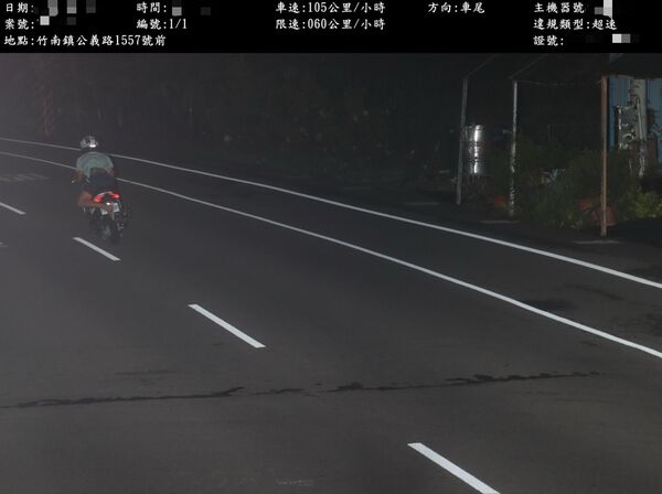 ▲男子騎機車以時速105公里飆速被取締拍照，警方赫然發現故意以卻遮蓋牌照，已循線告發祭出重罰。（圖／記者楊永盛翻攝）
