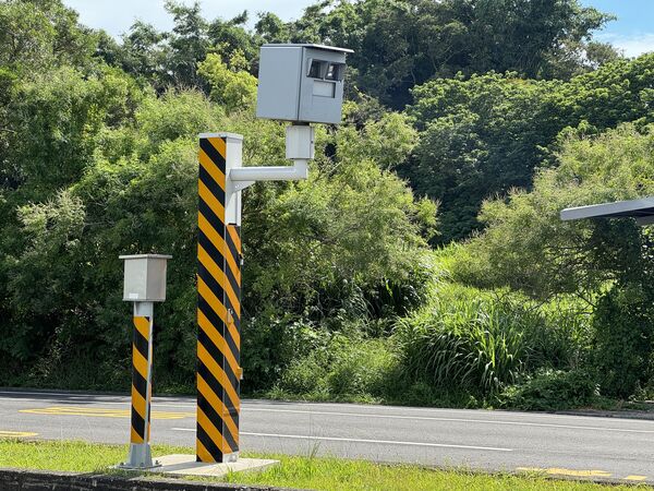 ▲男子騎機車以時速105公里飆速被取締拍照，警方赫然發現故意以卻遮蓋牌照，已循線告發祭出重罰。（圖／記者楊永盛翻攝）