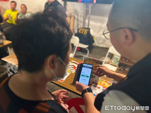 ▲▼嘉警前進光織影舞 開發沉浸式網頁拆解LINE盜帳號與網拍陷阱   。（圖／嘉義市警局提供）