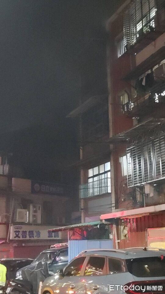 ▲新北蘆洲住宅昨（1）日深夜火警，88歲受困老婦送醫一度OHCA，搶救後恢復生命徵象。（圖／記者陳以昇、陸運陞翻攝）