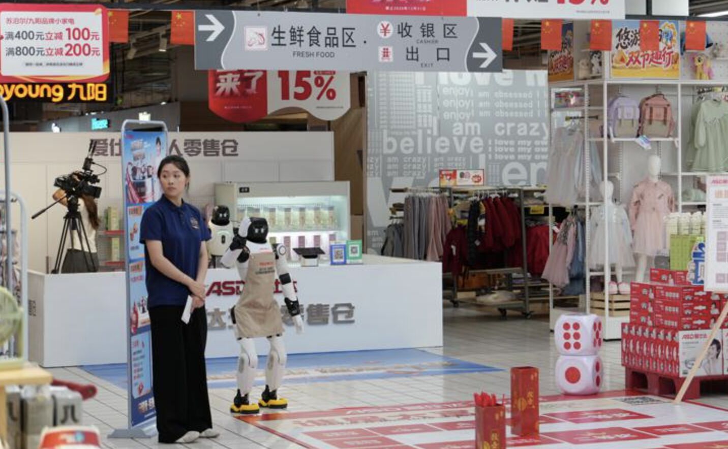 ▲大陸知名鍋具廠商嘗試用人形機器人進駐商場擔任銷售員。（圖／翻攝微博）