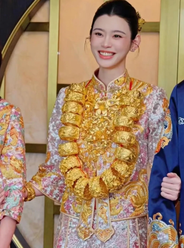 ▲網友粗估，奚夢瑤身上的「千萬黃金圍脖」價值300萬元人民幣。（圖／翻攝自微博）