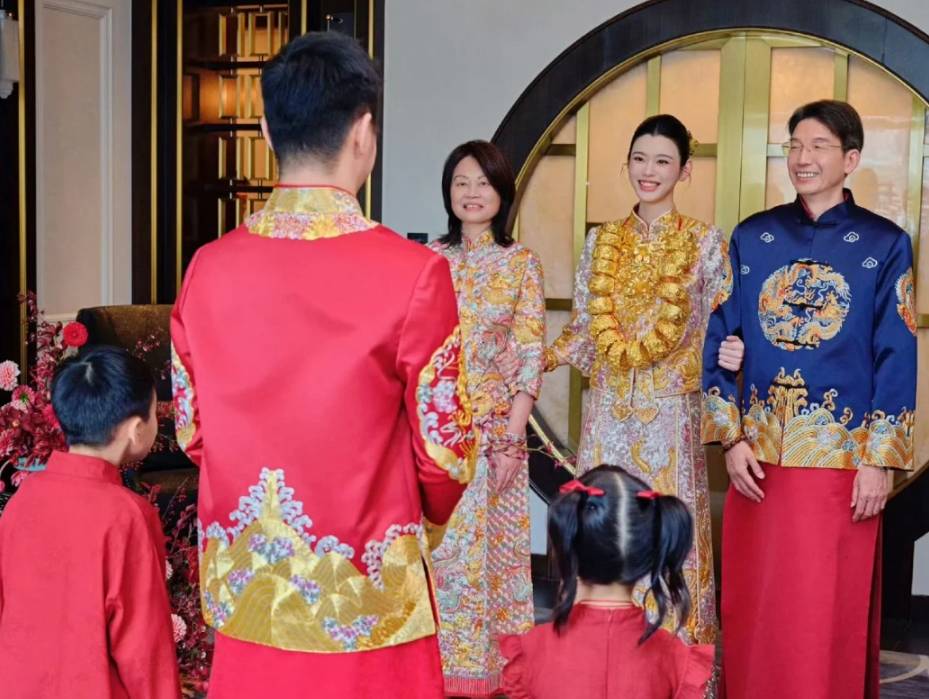 奚夢瑤曬婆婆送的豪禮！ 22只實心龍鳳手環成「千萬黃金圍脖」