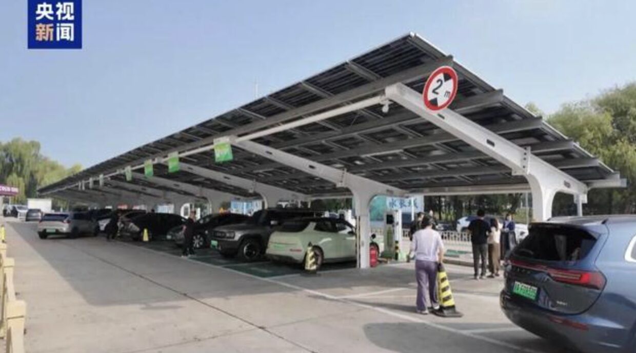 ▲大陸國慶連假電動車出遊首要面對的難題是「無止境的等待充電」。（圖／翻攝揚子晚報）