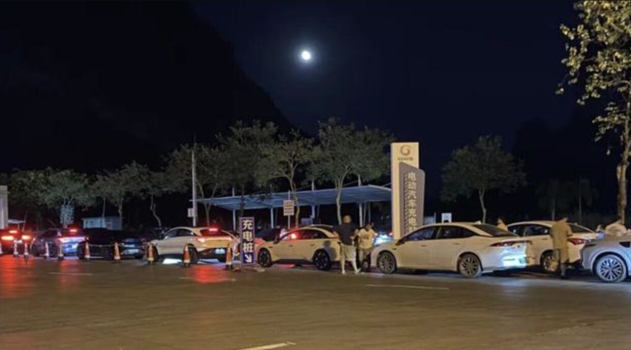 ▲大陸國慶連假電動車出遊首要面對的難題是「無止境的等待充電」。（圖／翻攝揚子晚報）