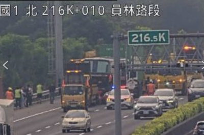 快訊/國1北上員林段聯結車追撞遊覽車!4人受傷 後方塞爆