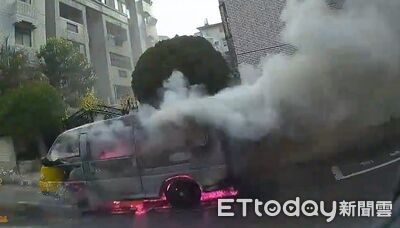 康橋娃娃車載10童突起火「狂冒濃煙」　校方：23天前才保養