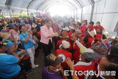 恆基70歲生日辦桌謝鄉親！千人齊唱生日歌　總鋪師端出祝壽大菜