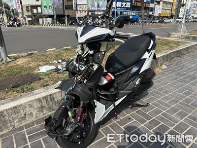 撞擊畫面曝！日系高檔車大路口違規左轉　20歲騎士撞噴躺地不動
