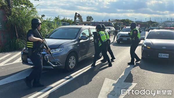 ▲台東警察分局攜手博愛路郵局進行防搶暨攔截圍捕演練，模擬歹徒行搶後駕車逃逸，強化警方與金融機構通報及應變能力。（圖／記者楊晨東翻攝）