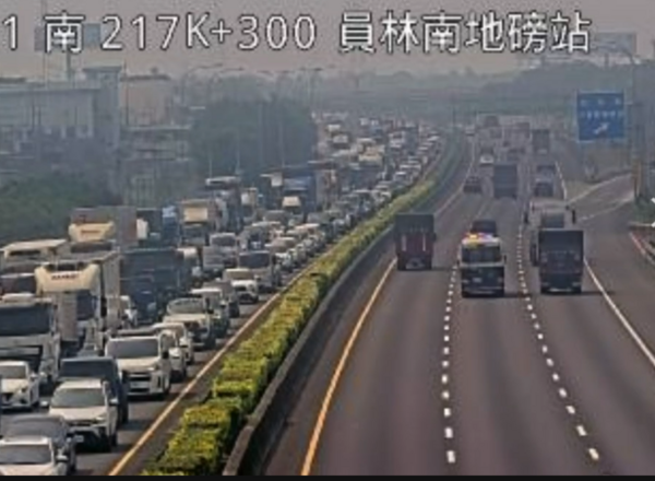 ▲國1北員林路段大貨車與遊覽車碰撞釀4傷。（圖／翻攝自國道1968）