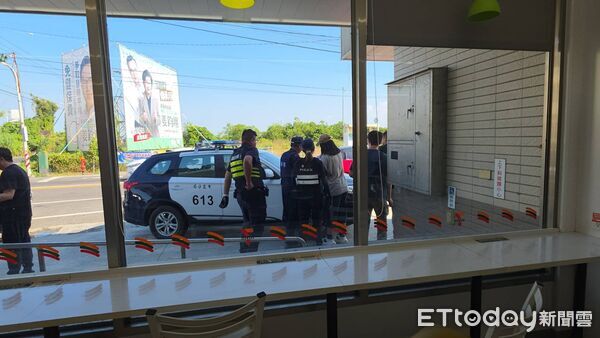 ▲▼   嘉義布袋警方超商逮獲車手告知權利及清點款項   。（圖／記者翁伊森攝）