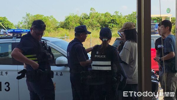 ▲▼   嘉義布袋警方超商逮獲車手告知權利及清點款項   。（圖／記者翁伊森攝）