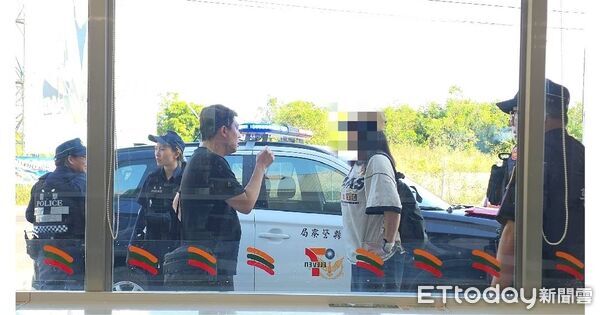 ▲▼   嘉義布袋警方超商逮獲車手告知權利及清點款項   。（圖／記者翁伊森攝）