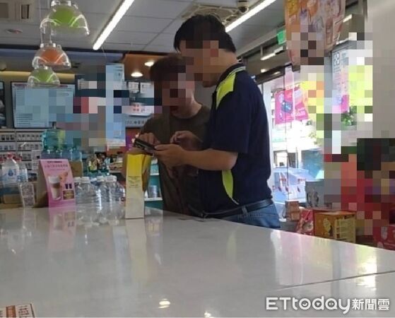 ▲▼   嘉義布袋警方超商逮獲車手告知權利及清點款項   。（圖／記者翁伊森攝）