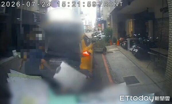 ▲▼        高雄運將拒載韓國遊客，還怒摔行李，造成行李箱及內部電子用品損壞     。（圖／記者陳宏瑞翻攝）