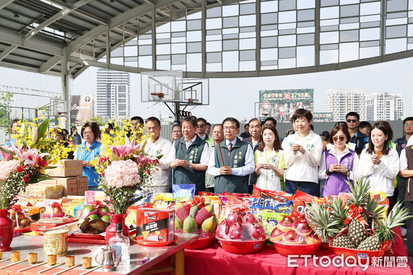 ▲台南市立九份子國中小舉行二期校舍落成啟用典禮，市長黃偉哲與教育局長鄭新輝、地方民意代表及校方代表共同剪綵。（記者林東良翻攝，下同）