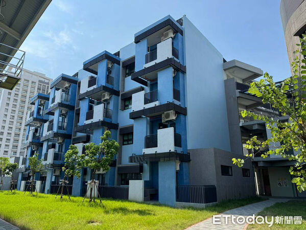 ▲台南市立九份子國中小舉行二期校舍落成啟用典禮，市長黃偉哲與教育局長鄭新輝、地方民意代表及校方代表共同剪綵。（記者林東良翻攝，下同）