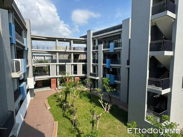 ▲台南市立九份子國中小舉行二期校舍落成啟用典禮，市長黃偉哲與教育局長鄭新輝、地方民意代表及校方代表共同剪綵。（記者林東良翻攝，下同）