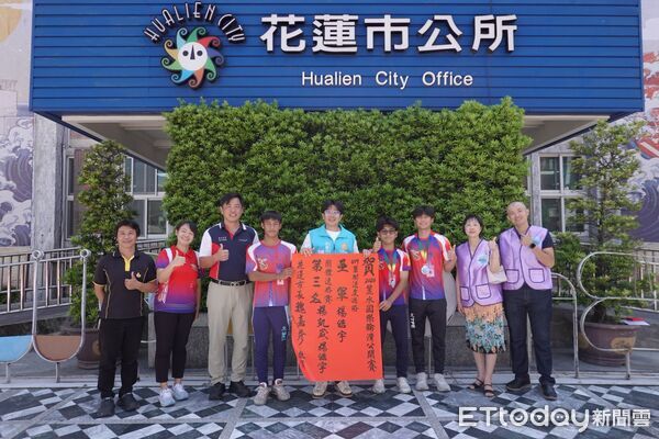 ▲▼花蓮3名滑輪小將國際賽勇奪佳績，市長魏嘉彥貼紅榜表揚。（圖／花蓮市公所提供，下同）