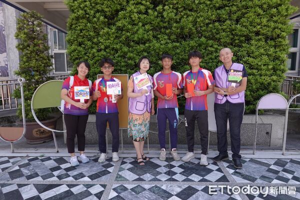 ▲▼花蓮3名滑輪小將國際賽勇奪佳績，市長魏嘉彥貼紅榜表揚。（圖／花蓮市公所提供，下同）